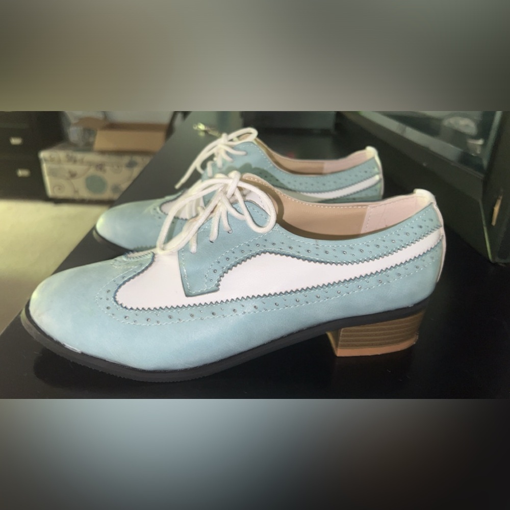 Saddle shoes